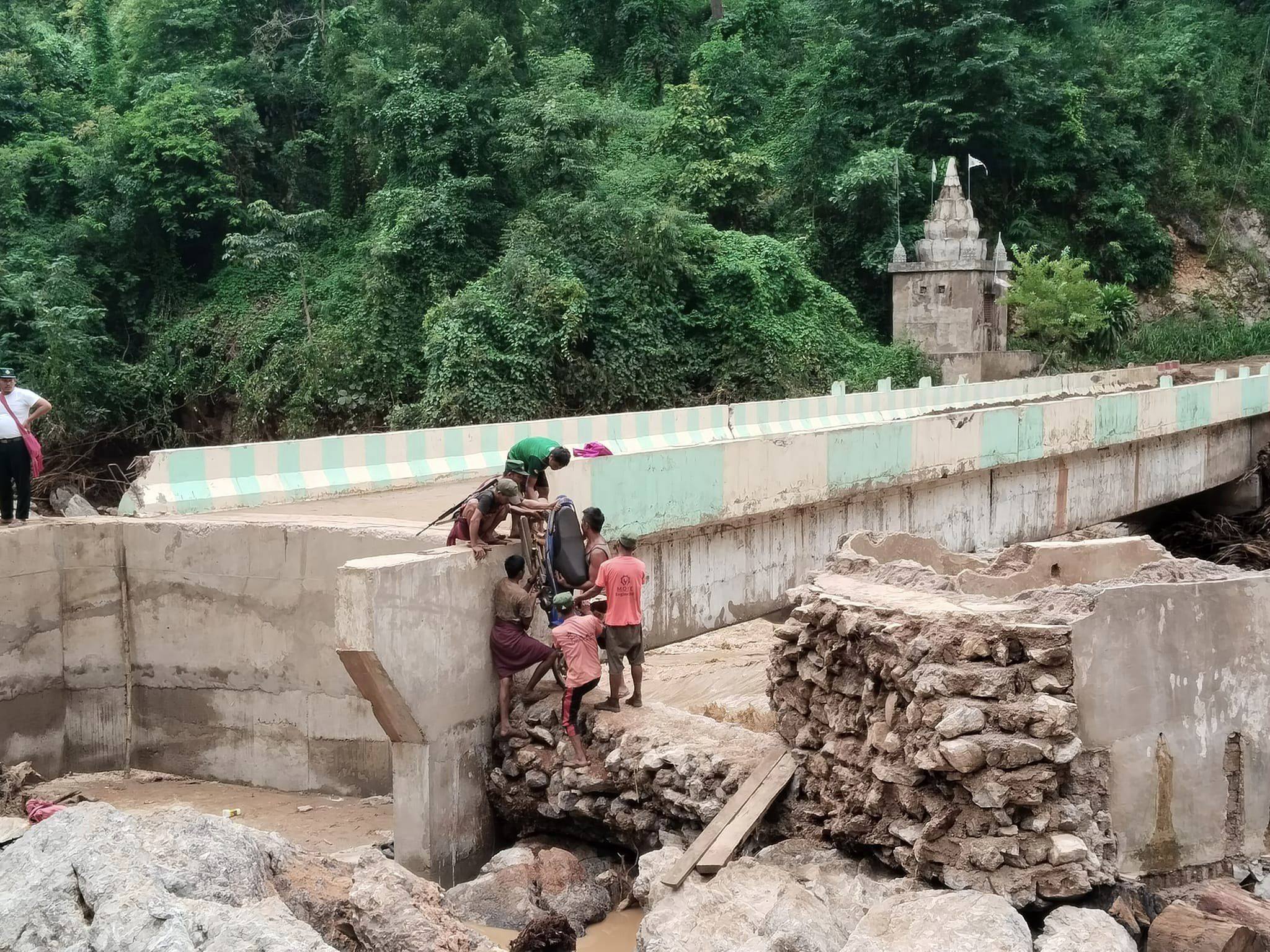 (ရေဘေးကြောင့် ပျက်စီးသွားသည့် ပွန်ချောင်းတံတားကို ပအိုဝ်းအမျိုးသားလွတ်မြောက်ရေးအဖွဲ့ချုပ် PNLO/PNLAက ပြန်လည်တည်ဆောက်နေသည်ကို ပြီးခဲ့သည့် စက်တင်ဘာက တွေ့ရစဉ်။ ဓာတ်ပုံ - PNLA)