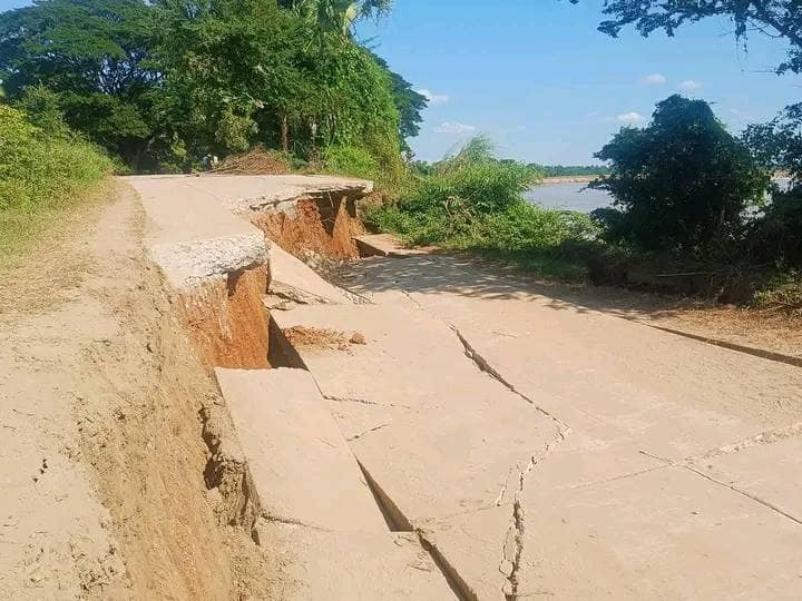 (ကနီမြို့နယ်ရှိ ချင်းတွင်းမြစ်ကမ်းပြိုကျမှုကြောင့် အဓိက ကုန်ထုတ်လမ်းပိုင်း ပျက်စီးနေသည်ကို တွေရစဥ်။ဓာတ်ပုံ-Pyae Aung Naing-Kani)
