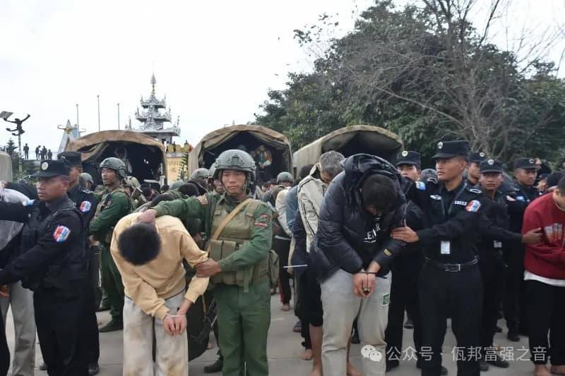 (အွန်လိုင်းလိမ်လည်သူတရုတ်နိုင်ငံသား ၇၆၀ကျော်ကို ၀တပ်ဖွဲ့ က တရုတ်ထံလွှဲပြောင်းနေစဉ်။ ဓာတ်ပုံ - Wa News Land)