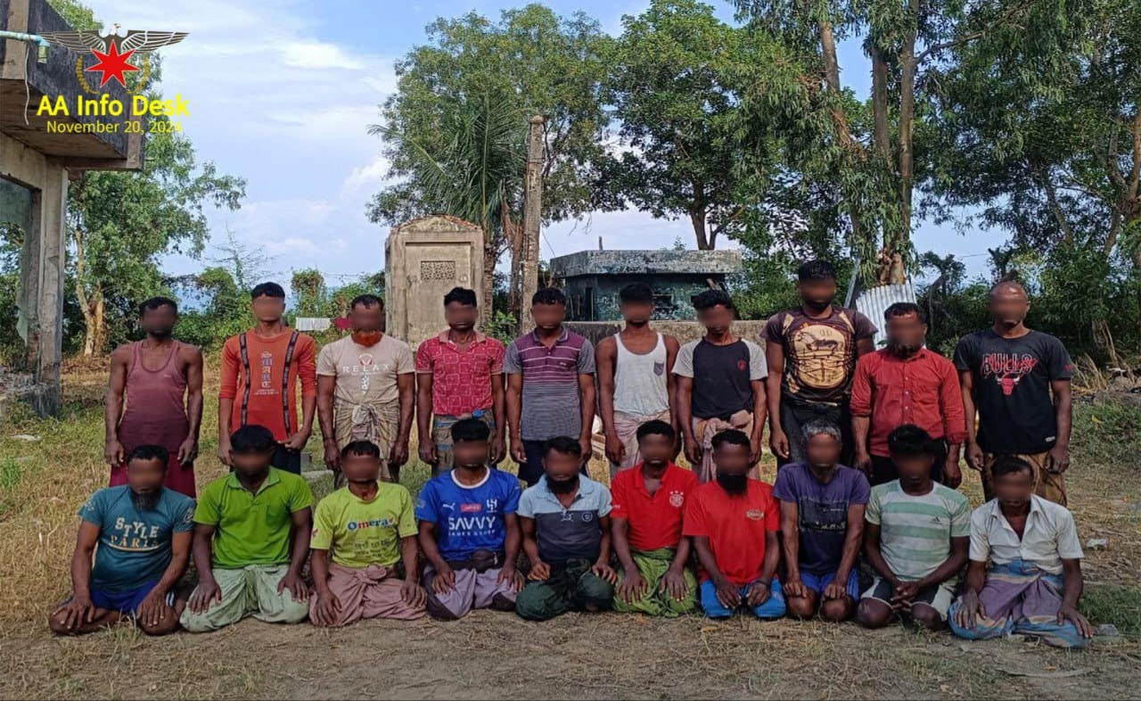 (ငါးခိုးဖမ်းသော ဘင်္ဂလားဒေ့ရှ် စက်လှေနှင့် နိုင်ငသားများကို ဖမ်းဆီးထားစဥ်နှင့် ပြန်လွှဲပြောင်းရန် စီစဥ်နေစဥ်။ဓါတ်ပုံ-AA Info Desk)
