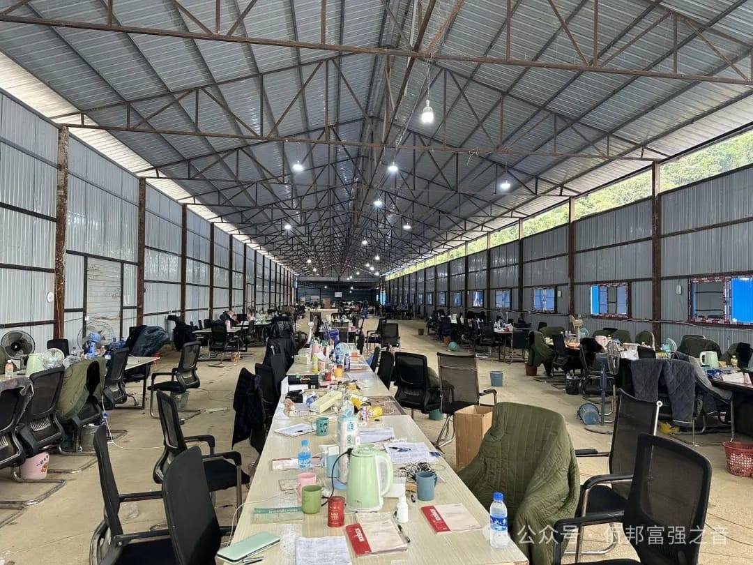 (အွန်လိုင်းလိမ်လည်သူတရုတ်နိုင်ငံသား ၇၆၀ကျော်ကို ၀တပ်ဖွဲ့ က တရုတ်ထံလွှဲပြောင်းနေစဉ်။ ဓာတ်ပုံ - Wa News Land)
