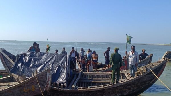 (ငါးခိုးဖမ်း​သော ဘင်္ဂလားဒေ့ရှ် စက်​လှေနှင့် နိုင်ငသားများကို ဖမ်းဆီးထားစဥ်နှင့် ပြန်လွှဲ​ပြောင်းရန် စီစဥ်​နေစဥ်။ဓါတ်ပုံ-AA Info Desk)