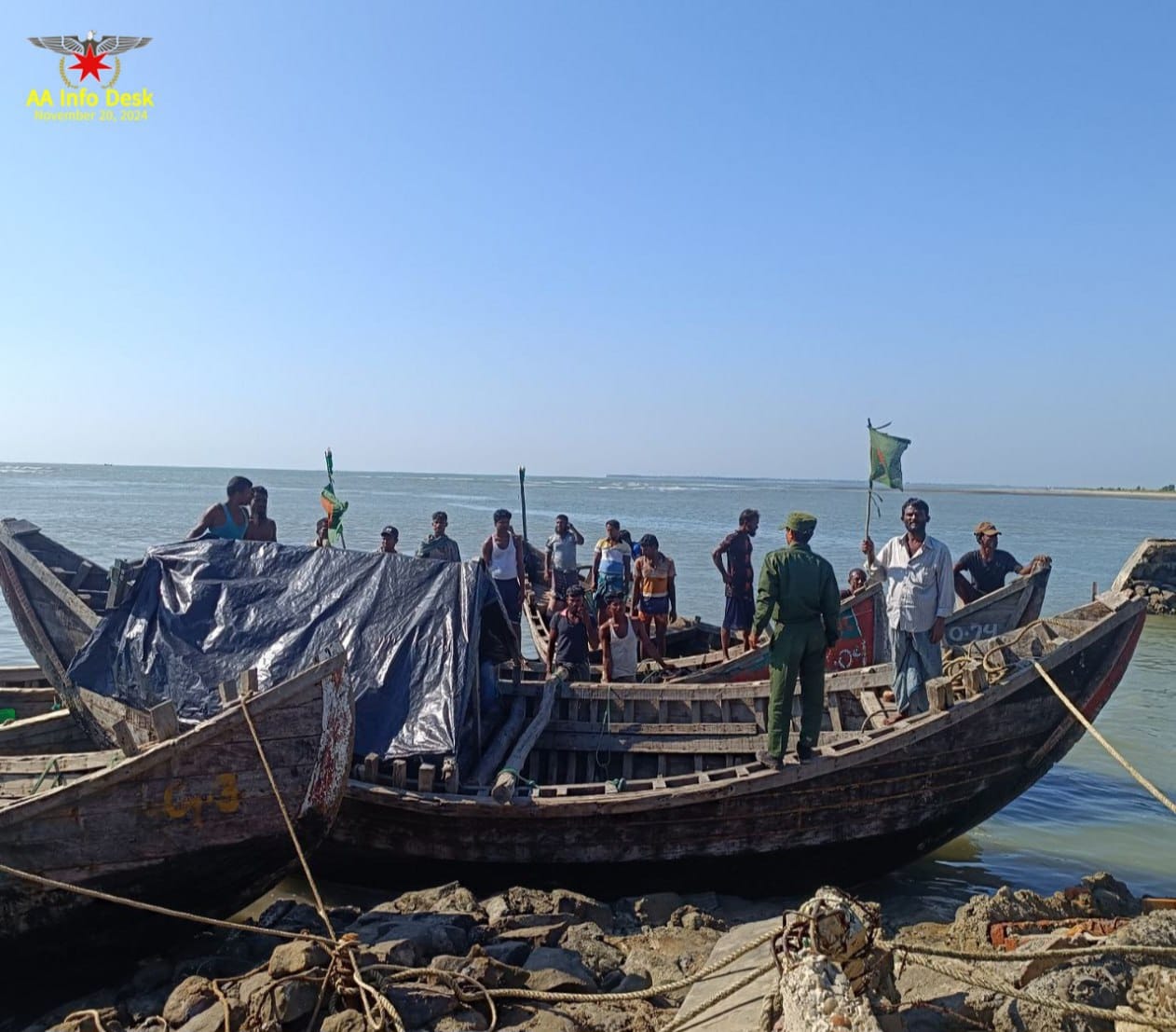 (ငါးခိုးဖမ်း​သော ဘင်္ဂလားဒေ့ရှ် စက်​လှေနှင့် နိုင်ငသားများကို ဖမ်းဆီးထားစဥ်နှင့် ပြန်လွှဲ​ပြောင်းရန် စီစဥ်​နေစဥ်။ဓါတ်ပုံ-AA Info Desk)