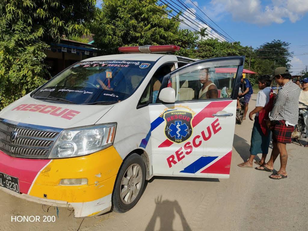 (မြေမြုပ်မိုင်းပေါက်ကွဲမှုကြောင့် ဒဏ်ရာရအမျိုးသမီးကို ဆေးရုံသို့ ပို့ဆောင်စဉ်။ဓါတ်ပုံ-CJ)