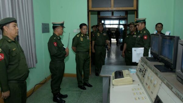 (ရန်ကုန်မြို့ ၊​မှော်ဘီမြို့နယ်ရှိ စစ်တပ်ပိုင်မြဝတီ အသံလွှင့်ဌာနထံ အာဏာသိမ်း​ခေါင်း​ဆောင် ၂၀၂၃ စက်တင်ဘာလ ၆ ရက်တွင်သွား​ရောက်ကြည့်ရှုစဥ်။ဓါတ်ပုံ- မြဝတီ)