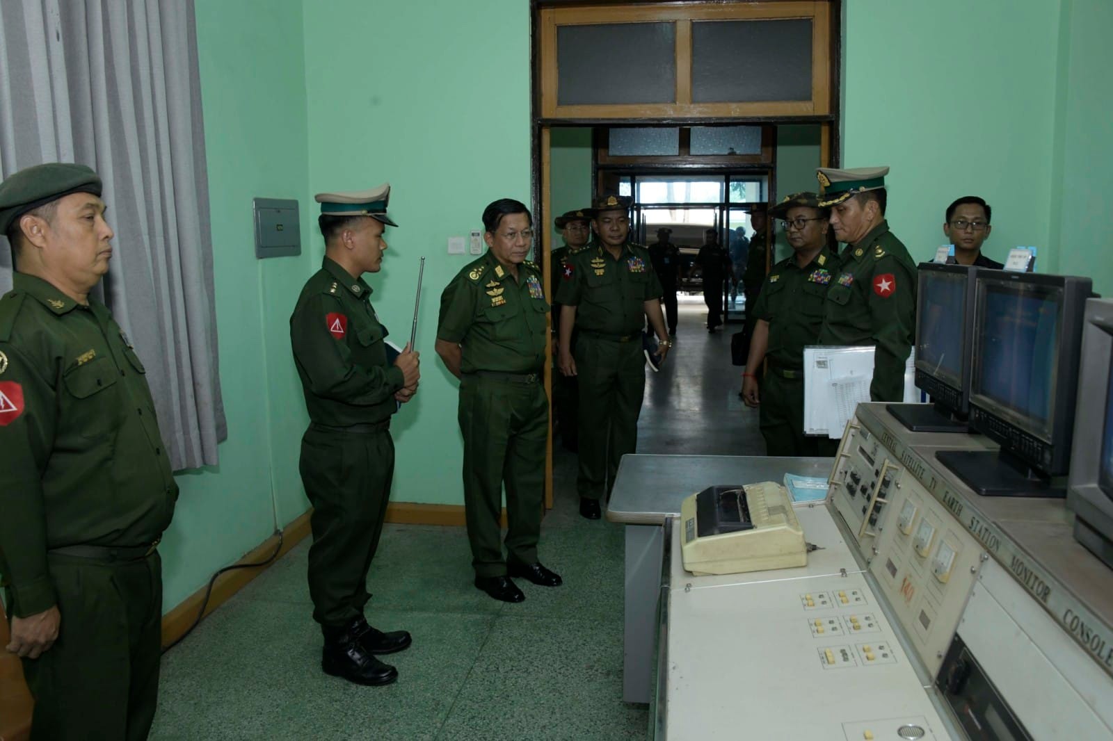 (ရန်ကုန်မြို့ ၊​မှော်ဘီမြို့နယ်ရှိ စစ်တပ်ပိုင်မြဝတီ အသံလွှင့်ဌာနထံ အာဏာသိမ်း​ခေါင်း​ဆောင် ၂၀၂၃ စက်တင်ဘာလ ၆ ရက်တွင်သွား​ရောက်ကြည့်ရှုစဥ်။ဓါတ်ပုံ- မြဝတီ)