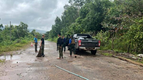 (ပြီးခဲ့သည့် စက်တင်ဘာလ ၁၂ ရက်က အနန်းကွင်းဗျူဟာနှင့် မနီးမဝေးရှိ လွှတ်ရှမ်းစစ်ကောင်စီစခန်းသိမ်းပိုက်ပြီးနောက် နယ်မြေရှင်းလင်းရေးလုပ်ဆောင်နေသည့် KNLA တပ်ဖွဲ့ဝင်များ။ ဓာတ်ပုံ - Rain Cloud/FB)