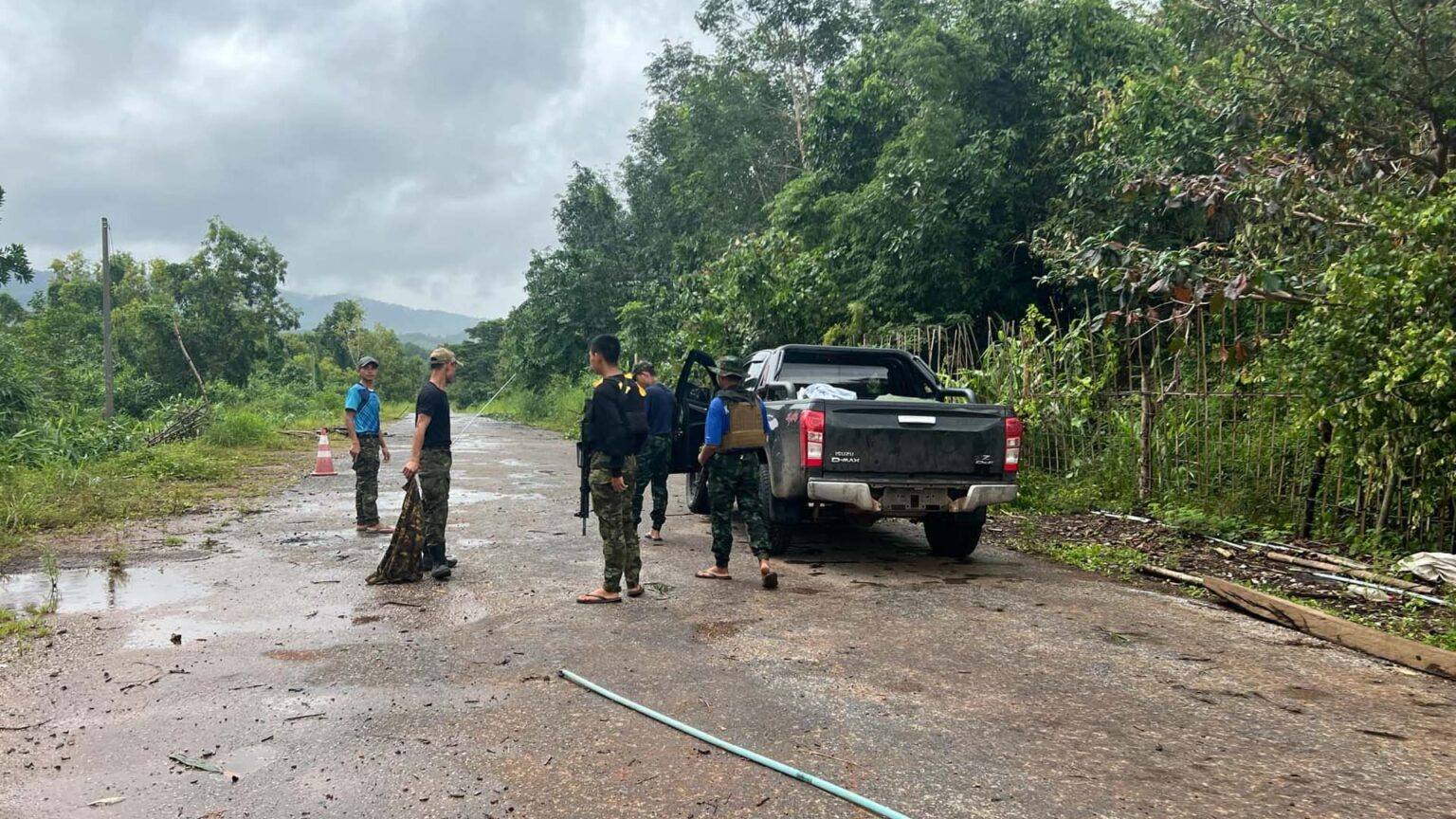 (ပြီးခဲ့သည့် စက်တင်ဘာလ ၁၂ ရက်က အနန်းကွင်းဗျူဟာနှင့် မနီးမဝေးရှိ လွှတ်ရှမ်းစစ်ကောင်စီစခန်းသိမ်းပိုက်ပြီးနောက် နယ်မြေရှင်းလင်းရေးလုပ်ဆောင်နေသည့် KNLA တပ်ဖွဲ့ဝင်များ။ ဓာတ်ပုံ - Rain Cloud/FB)