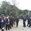 (အွန်လိုင်းလိမ်လည်သူတရုတ်နိုင်ငံသား ၇၆၀ကျော်ကို ၀တပ်ဖွဲ့ က တရုတ်ထံလွှဲပြောင်းနေစဉ်။ ဓာတ်ပုံ - Wa News Land)