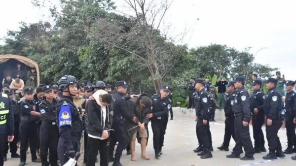 (အွန်လိုင်းလိမ်လည်သူတရုတ်နိုင်ငံသား ၇၆၀ကျော်ကို ၀တပ်ဖွဲ့ က တရုတ်ထံလွှဲပြောင်းနေစဉ်။ ဓာတ်ပုံ - Wa News Land)