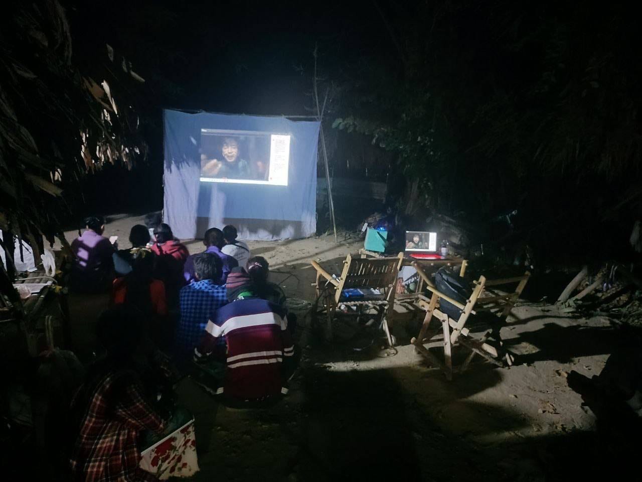 (လူထုလှုပ်ရှားမှု ရက်သတ္တပတ် လှုပ်ရှားမှု၏ နိုဝင်ဘာ ၂၁ ရက်ဆွေးနွေးပွဲကို အညာဒေသမှပြည်သူများကစုပေါင်း၍ တိုက်ရိုက်ကြည့်ရှုနေကြစဥ်။ဓါတ်ပုံ-CJ)