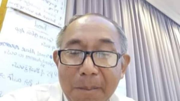 (ကွယ်လွန်ခဲ့သော ကိုငယ်လေး(ခ)ဦးစိန်လင်းအား တွေ့ရစဥ်။ဓာတ်ပုံ-ပေးပို့)