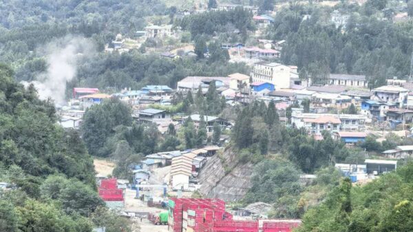 (တရုတ်နယ်စပ် ကန်ပိုက်တီမြို့ပေါ် ၌ ယနေ့တိုက်ပွဲဖြစ်နေစဉ်။ ဓာတ်ပုံ - ကချင်တောင်တန်း)