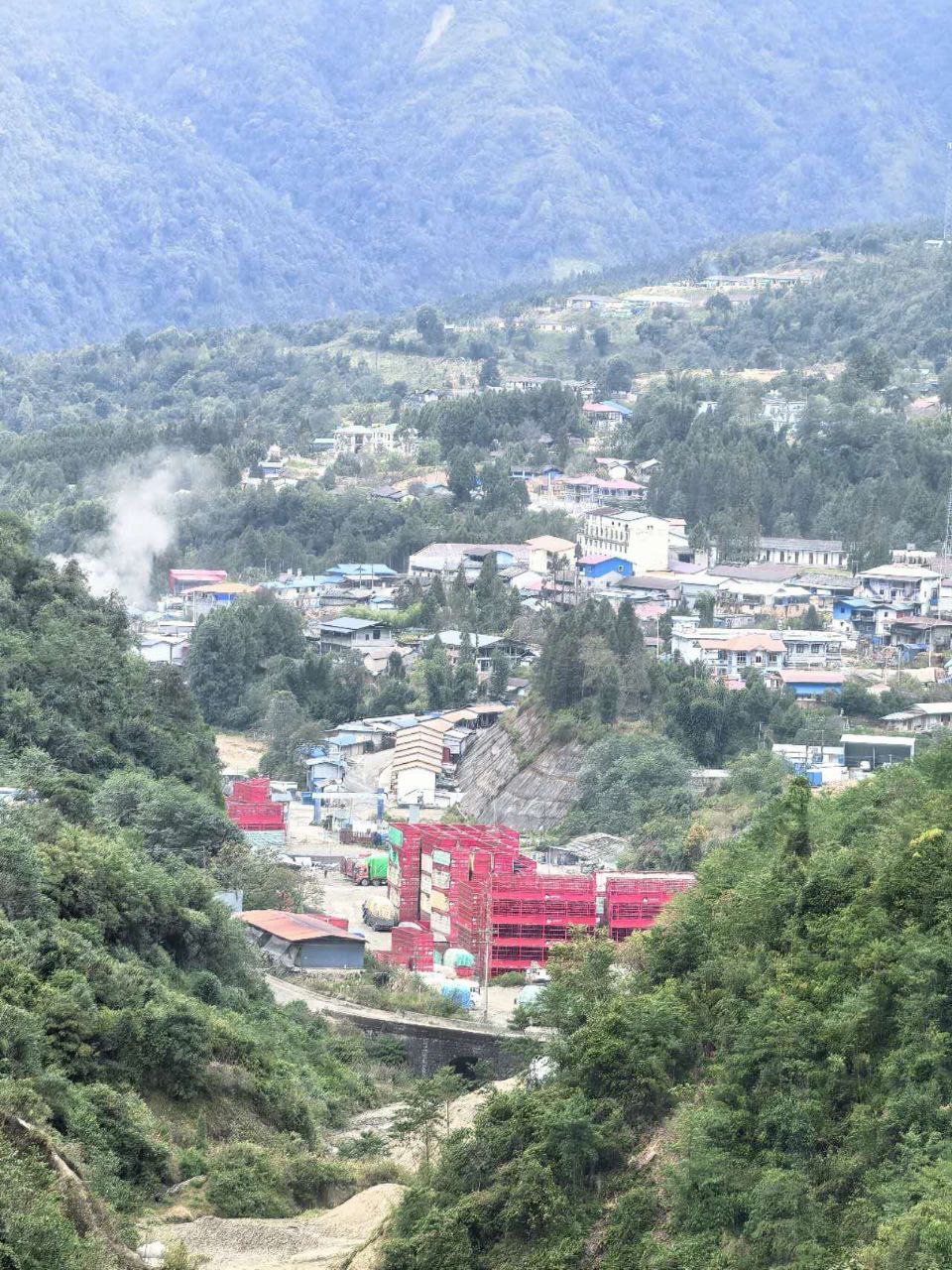 (တရုတ်နယ်စပ် ကန်ပိုက်တီမြို့ပေါ် ၌ ယနေ့တိုက်ပွဲဖြစ်နေစဉ်။ ဓာတ်ပုံ - ကချင်တောင်တန်း)
