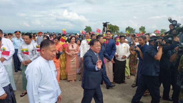 (ပြီးခဲ့သည့် နိုဝင်ဘာ ၁၀ရက်က တရုတ်နိုင်ငံမှ ပြန်‌ရောက်လာသော စစ်ခေါင်းဆောင် မင်းအောင်လှိုင်။ ဓာတ်ပုံ - စကစ)