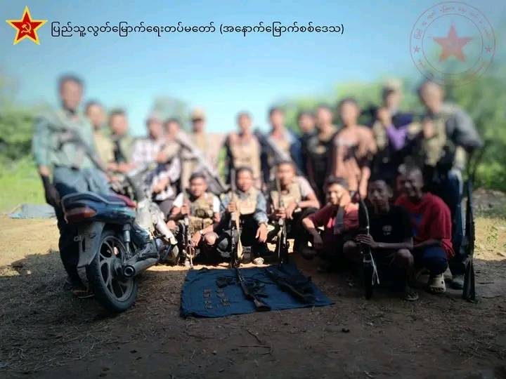 (သိမ်းဆည်းရမိသော လက်နက်ခဲယမ်းအချို့အား ရဲဘော်များနှင့်အတူ တွေ့ရစဥ်။ ဓာတ်ပုံ - PLA)