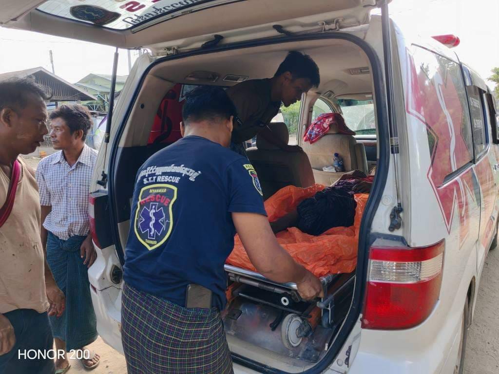 (မြေမြုပ်မိုင်းပေါက်ကွဲမှုကြောင့် ဒဏ်ရာရအမျိုးသမီးကို ဆေးရုံသို့ ပို့ဆောင်စဉ်။ဓါတ်ပုံ-CJ)