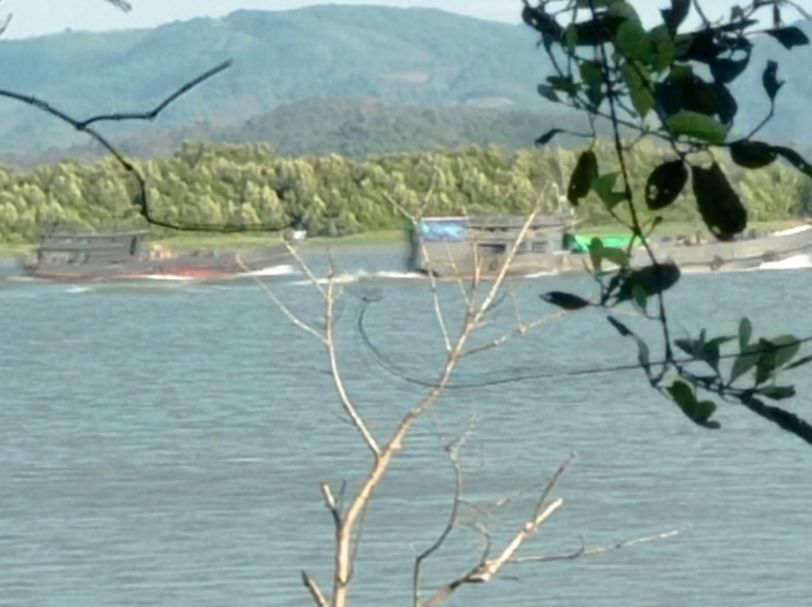 (ထားဝယ်မြစ်အတွင်းတွေ့ရသည့် စစ်ကောင်စီတပ်ရေယာဥ်အချို့။ ဓာတ်ပုံ - ပေးပို့)