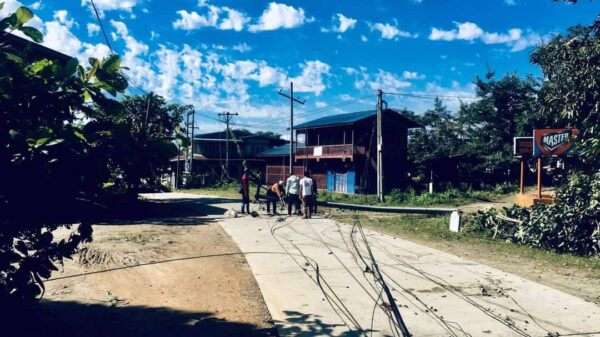(ဟိုပင်မြို့တွင် ​လေပြင်းကျ၍ ဓါတ်တိုင် နှင့်သစ်ပင်အချို့လဲ​၍ ဓါတ်တိုင်ပြန်စိုက်ရန် ပြင်ဆင်​နေစဥ်။ဓါတ်ပုံ-CJ)
