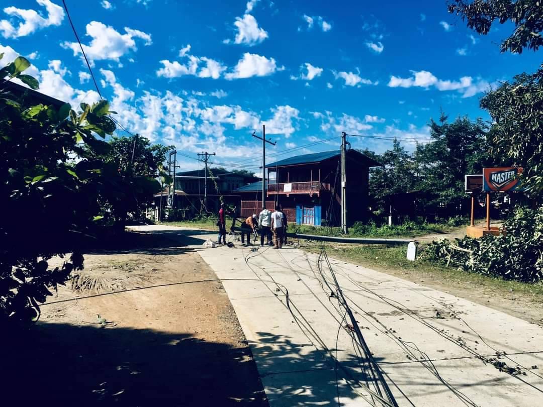 (ဟိုပင်မြို့တွင် ​လေပြင်းကျ၍ ဓါတ်တိုင် နှင့်သစ်ပင်အချို့လဲ​၍ ဓါတ်တိုင်ပြန်စိုက်ရန် ပြင်ဆင်​နေစဥ်။ဓါတ်ပုံ-CJ)