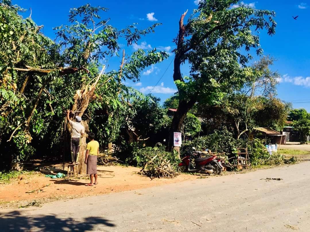 (ဟိုပင်မြို့တွင် လေပြင်းကျ၍ ဓါတ်တိုင် နှင့်သစ်ပင်အချို့လဲ၍ ဓါတ်တိုင်ပြန်စိုက်ရန် ပြင်ဆင်နေစဥ်။ဓါတ်ပုံ-CJ)