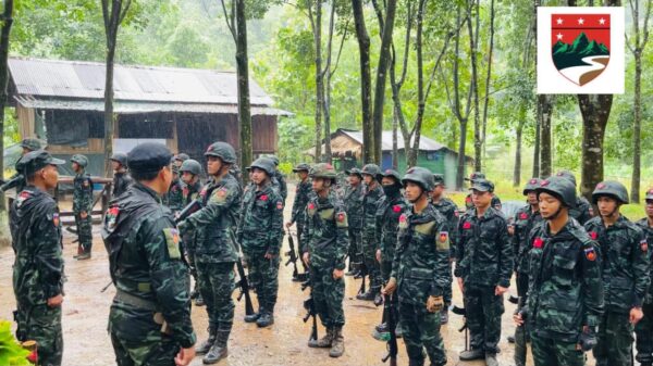 (ပြည်သူ့ကာကွယ်ရေးတပ်မတော် ဒေါနစစ်ကြောင်းမှ ရဲဘော်များအား တွေ့ရစဉ်။ ဓာတ်ပုံ - ဒေါနစစ်ကြောင်း)