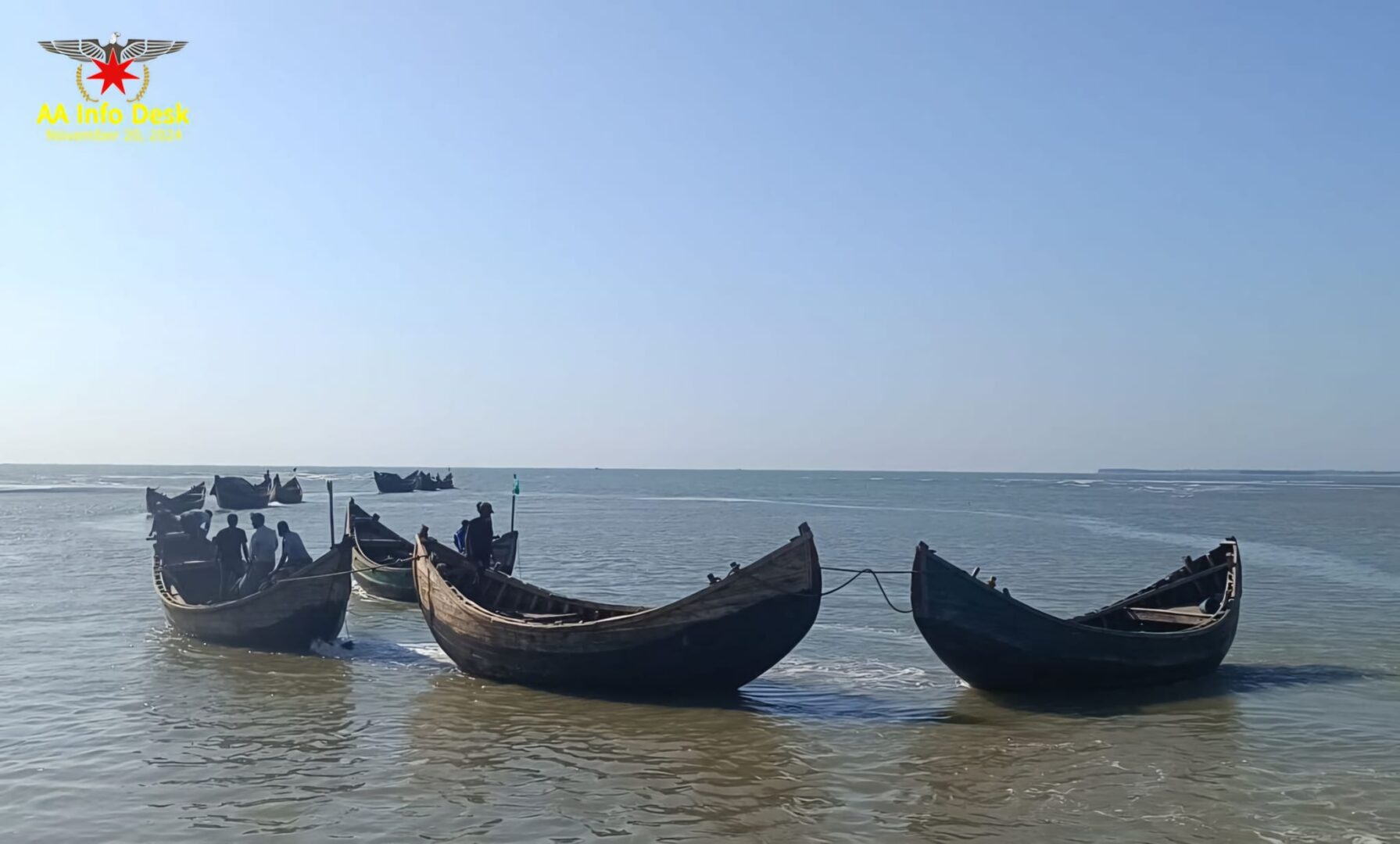 (ငါးခိုးဖမ်းသော ဘင်္ဂလားဒေ့ရှ် စက်လှေနှင့် နိုင်ငသားများကို ဖမ်းဆီးထားစဥ်နှင့် ပြန်လွှဲပြောင်းရန် စီစဥ်နေစဥ်။ဓါတ်ပုံ-AA Info Desk)