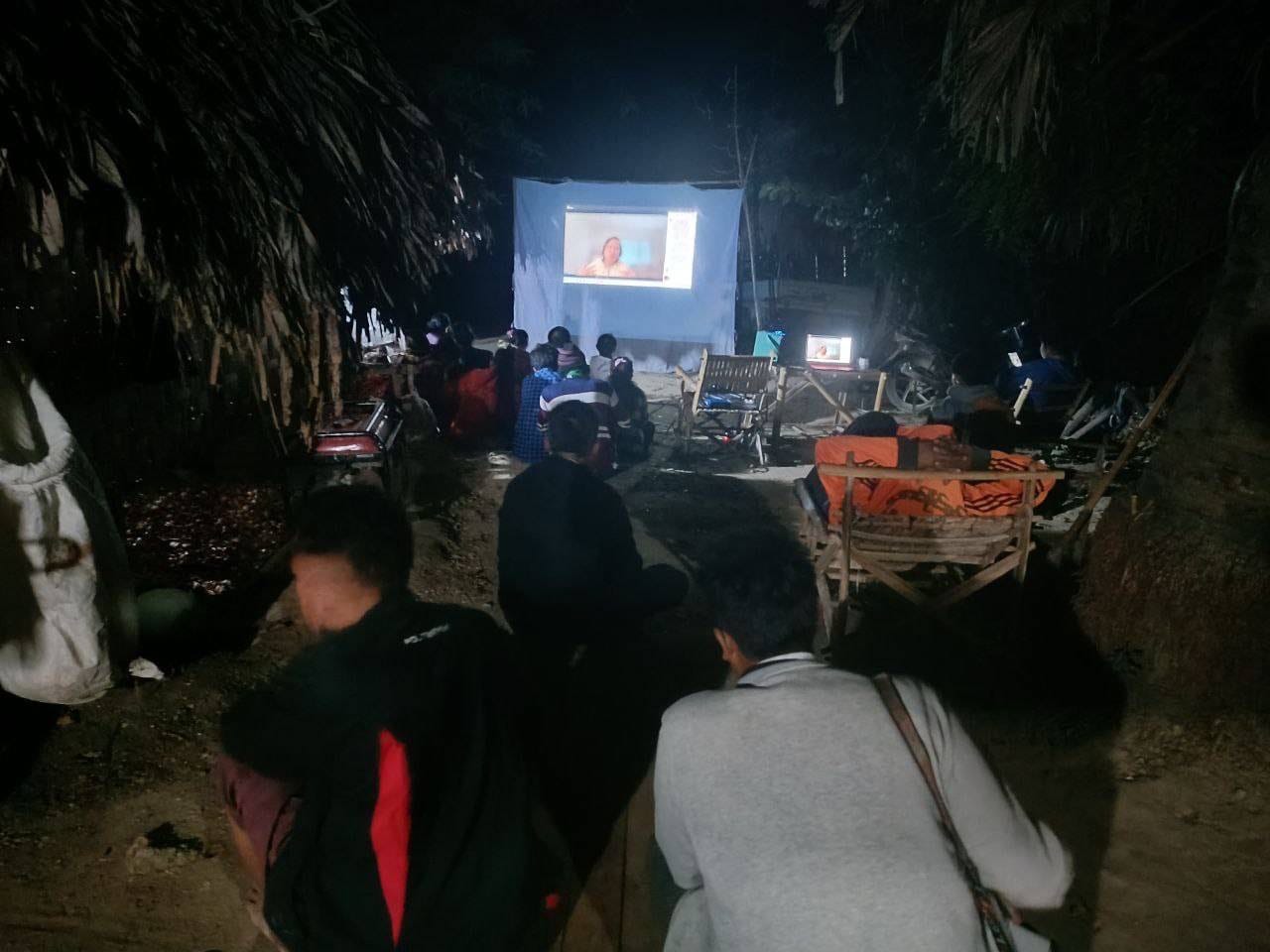 (လူထုလှုပ်ရှားမှု ရက်သတ္တပတ် ​လှုပ်ရှားမှု၏ နိုဝင်ဘာ ၂၁ ရက်​ဆွေး​နွေးပွဲကို အညာ​ဒေသမှပြည်သူများကစု​ပေါင်း၍ တိုက်ရိုက်ကြည့်ရှု​နေကြစဥ်။ဓါတ်ပုံ-CJ)