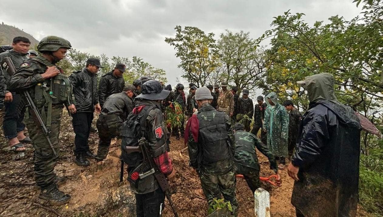 (ချင်းညီနောင်အဖွဲ့မှ ရဲဘော်များနှင့် ဖလမ်းမြို့မှ စစ်ကောင်စီတပ်စွဲရာနေရာများ။ ဓာတ်ပုံ - The Chin Journal)