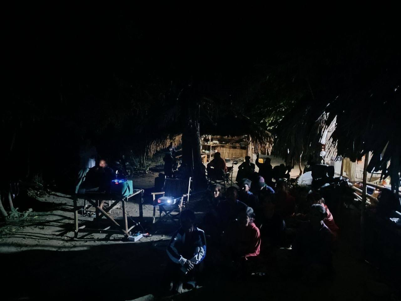 (လူထုလှုပ်ရှားမှု ရက်သတ္တပတ် လှုပ်ရှားမှု၏ နိုဝင်ဘာ ၂၁ ရက်ဆွေးနွေးပွဲကို အညာဒေသမှပြည်သူများကစုပေါင်း၍ တိုက်ရိုက်ကြည့်ရှုနေကြစဥ်။ဓါတ်ပုံ-CJ)