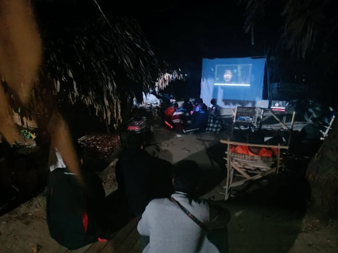 (လူထုလှုပ်ရှားမှု ရက်သတ္တပတ် လှုပ်ရှားမှု၏ နိုဝင်ဘာ ၂၁ ရက်ဆွေးနွေးပွဲကို အညာဒေသမှပြည်သူများကစုပေါင်း၍ တိုက်ရိုက်ကြည့်ရှုနေကြစဥ်။ဓါတ်ပုံ-CJ)