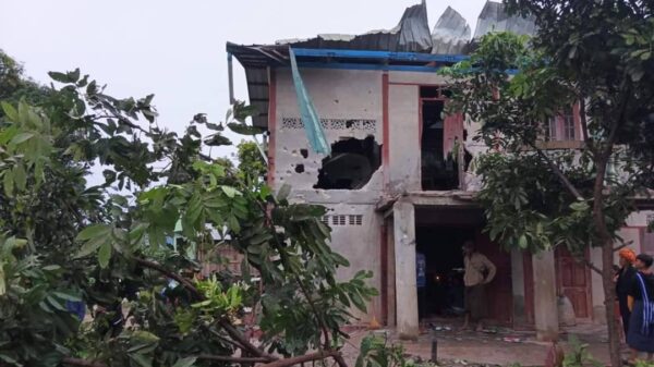 (နိုဝင်ဘာ ၈ ရက်က စစ်ကောင်စီလက်နက်ကြီးဖြင့် ပစ်ခတ်မှုကြောင့် နိုးကိုးစံပြရွာ ထိခိုက်ပျက်စီးမှုကိုတွေ့ရစဥ်။ ဓာတ်ပုံ -JFK)