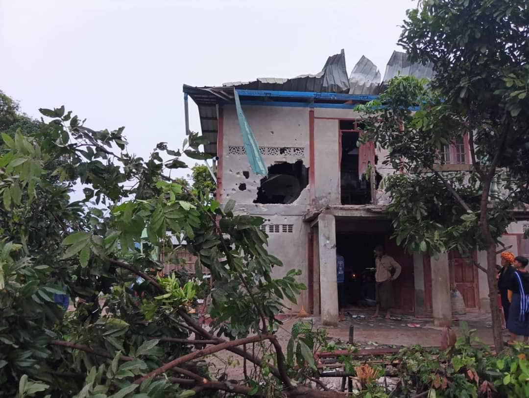 (နိုဝင်ဘာ ၈ ရက်က စစ်ကောင်စီလက်နက်ကြီးဖြင့် ပစ်ခတ်မှုကြောင့် နိုးကိုးစံပြရွာ ထိခိုက်ပျက်စီးမှုကိုတွေ့ရစဥ်။ ဓာတ်ပုံ -JFK)