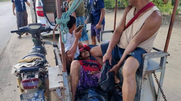 (မြေမြုပ်မိုင်းပေါက်ကွဲမှုကြောင့် ဒဏ်ရာရအမျိုးသမီးကို ဆေးရုံသို့ ပို့ဆောင်စဉ်။ဓါတ်ပုံ-CJ)
