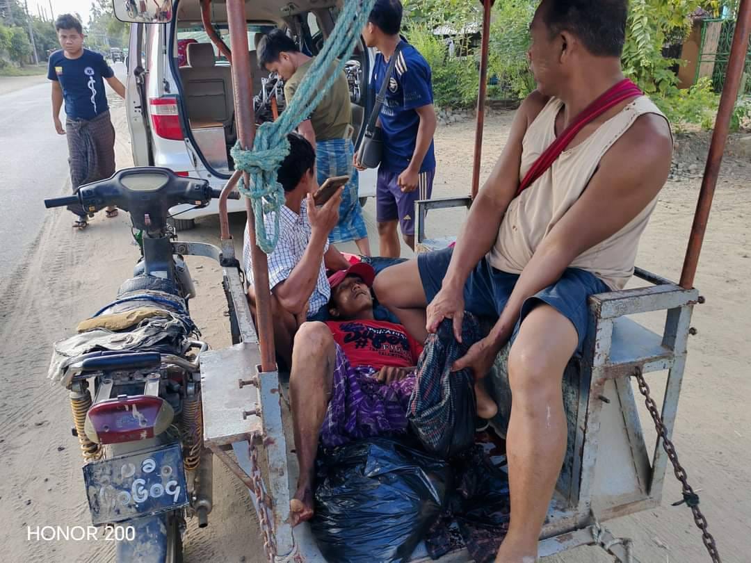 (မြေမြုပ်မိုင်းပေါက်ကွဲမှုကြောင့် ဒဏ်ရာရအမျိုးသမီးကို ဆေးရုံသို့ ပို့ဆောင်စဉ်။ဓါတ်ပုံ-CJ)