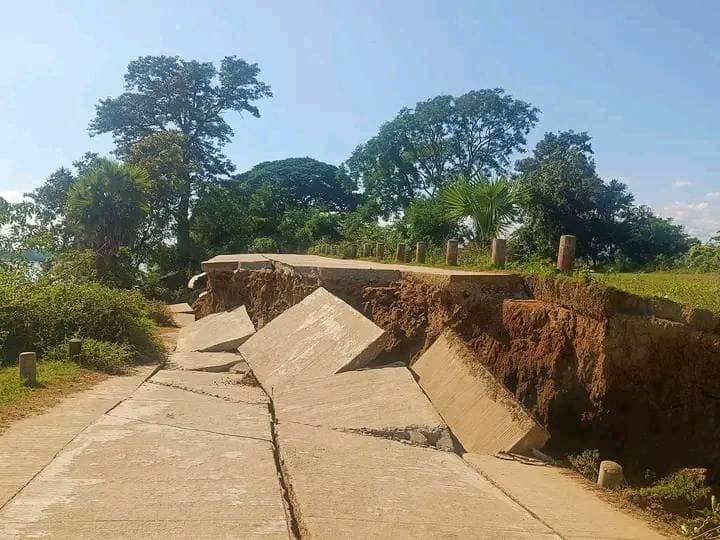 (ကနီမြို့နယ်ရှိ ချင်းတွင်းမြစ်ကမ်းပြိုကျမှုကြောင့် အဓိက ကုန်ထုတ်လမ်းပိုင်း ပျက်စီးနေသည်ကို တွေရစဥ်။ဓာတ်ပုံ-Pyae Aung Naing-Kani)