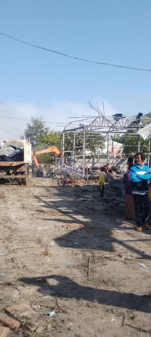 (နိုဝင်ဘာ ၂၂ရက်ညက နောင်ချိုမြို့ စစ်ကောင်စီလေကြောင်းတိုက်ခိုက်မှုကြောင့် နေအိမ်များပျက်စီးနေသည်ကို တွေ့ရစဉ်။ ဓာတ်ပုံ - CJ)