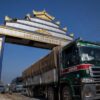 (မြန်မာ-တရုတ် နယ်စပ်ရှိ ဂိတ်တဂိတ်ကို​တွေ့ရစဥ်(ပုံအဟောင်းဖြစ်ပါသည်) ။ ဓါတ်ပုံ-စစ်​ကောင်စီ)