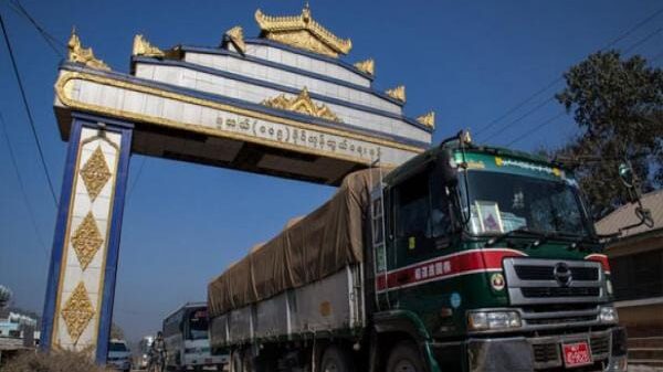 (မြန်မာ-တရုတ် နယ်စပ်ရှိ ဂိတ်တဂိတ်ကို​တွေ့ရစဥ်(ပုံအဟောင်းဖြစ်ပါသည်) ။ ဓါတ်ပုံ-စစ်​ကောင်စီ)