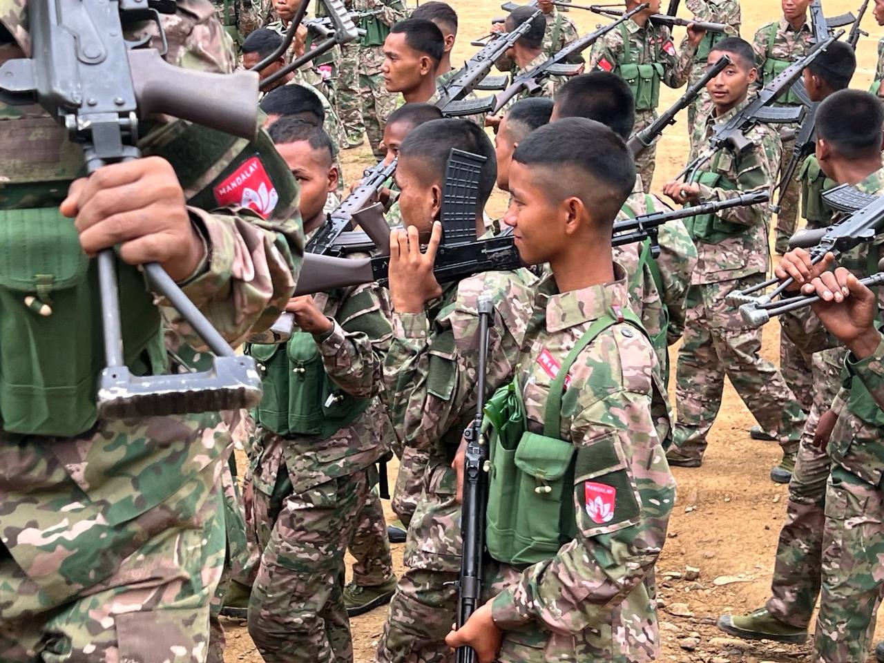 (မန္တလေး PDF၏ ရဲဘော်များအား သင်တန်းဆင်းပွဲတစ်ခုတွင် တွေ့ရစဥ်။ဓာတ်ပုံ - MDY PDF)