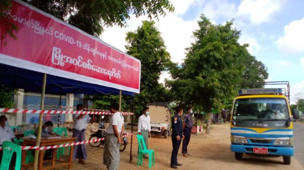 (မကွေးအတွင်းရှိ စစ်ဆေးရေးဂိတ်တစ်ခုအား တွေ့ရစဉ်။ ပုံအဟောင်းအသုံးပြုထားပါသည်။)