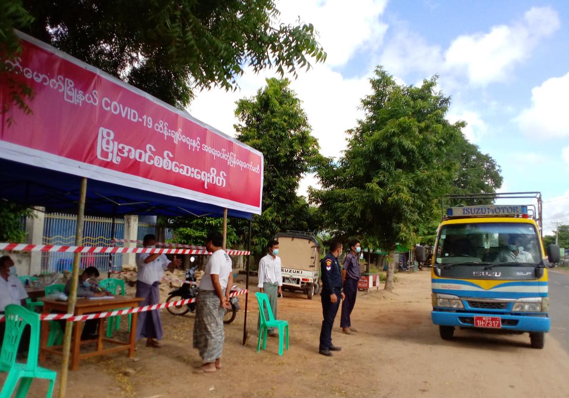 (မကွေးအတွင်းရှိ စစ်ဆေးရေးဂိတ်တစ်ခုအား တွေ့ရစဉ်။ ပုံအဟောင်းအသုံးပြုထားပါသည်။)
