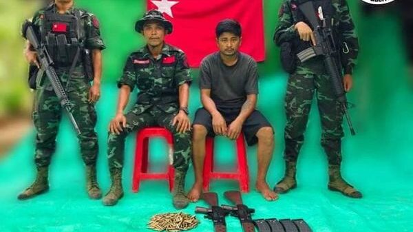 (စစ်ကောင်စီတပ်သား ကိုကျော်သက်ဦး၊ ၎င်းယူဆောင်လာသည့် လက်နက်ခဲယမ်းများနှင့် နွေဦးပြောက်ကျားတပ်ဖွဲ့မှရဲဘော်အချို့ကိုတွေ့ရစဥ်။ ဓာတ်ပုံ - NOGF)