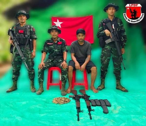 (စစ်ကောင်စီတပ်သား ကိုကျော်သက်ဦး၊ ၎င်းယူဆောင်လာသည့် လက်နက်ခဲယမ်းများနှင့် နွေဦးပြောက်ကျားတပ်ဖွဲ့မှရဲဘော်အချို့ကိုတွေ့ရစဥ်။ ဓာတ်ပုံ - NOGF)