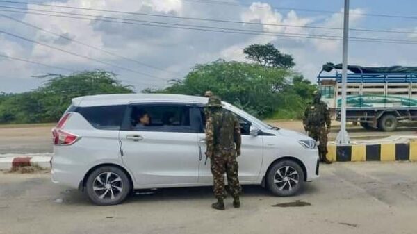 (ယခုလဆန်းပိုင်းအတွင်းက မိတ္ထီလာမြို့အဝင်တွင် စစ်ဆေးနေသော စစ်အုပ်စုဝင်များအား တွေ့ရစဥ်။ဓာတ်ပုံ-ပသစ)