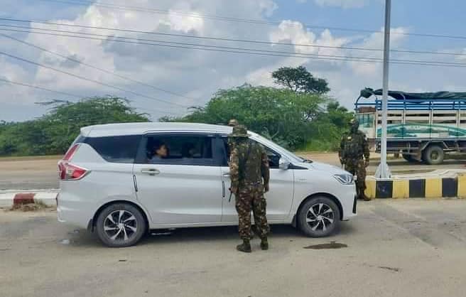 (ယခုလဆန်းပိုင်းအတွင်းက မိတ္ထီလာမြို့အဝင်တွင် စစ်ဆေးနေသော စစ်အုပ်စုဝင်များအား တွေ့ရစဥ်။ဓာတ်ပုံ-ပသစ)