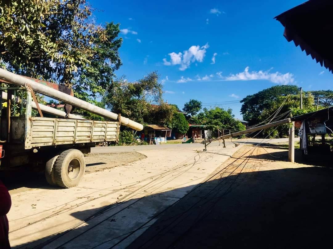 (ဟိုပင်မြို့တွင် လေပြင်းကျ၍ ဓါတ်တိုင် နှင့်သစ်ပင်အချို့လဲ၍ ဓါတ်တိုင်ပြန်စိုက်ရန် ပြင်ဆင်နေစဥ်။ဓါတ်ပုံ-CJ)