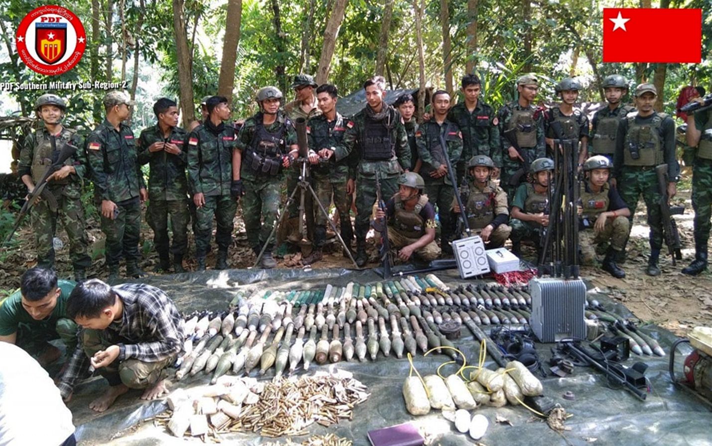 (ဖာပွန်မြို့နယ် မထောရွာရှိ စစ်ကောင်စီစခန်း တိုက်ခိုက်သိမ်းပိုက်ပြီးနောက်ရရှိသော လက်နက်ခဲယမ်းများ။ ဓာတ်ပုံ - တောင်ပိုင်းစစ်ဒေသ)