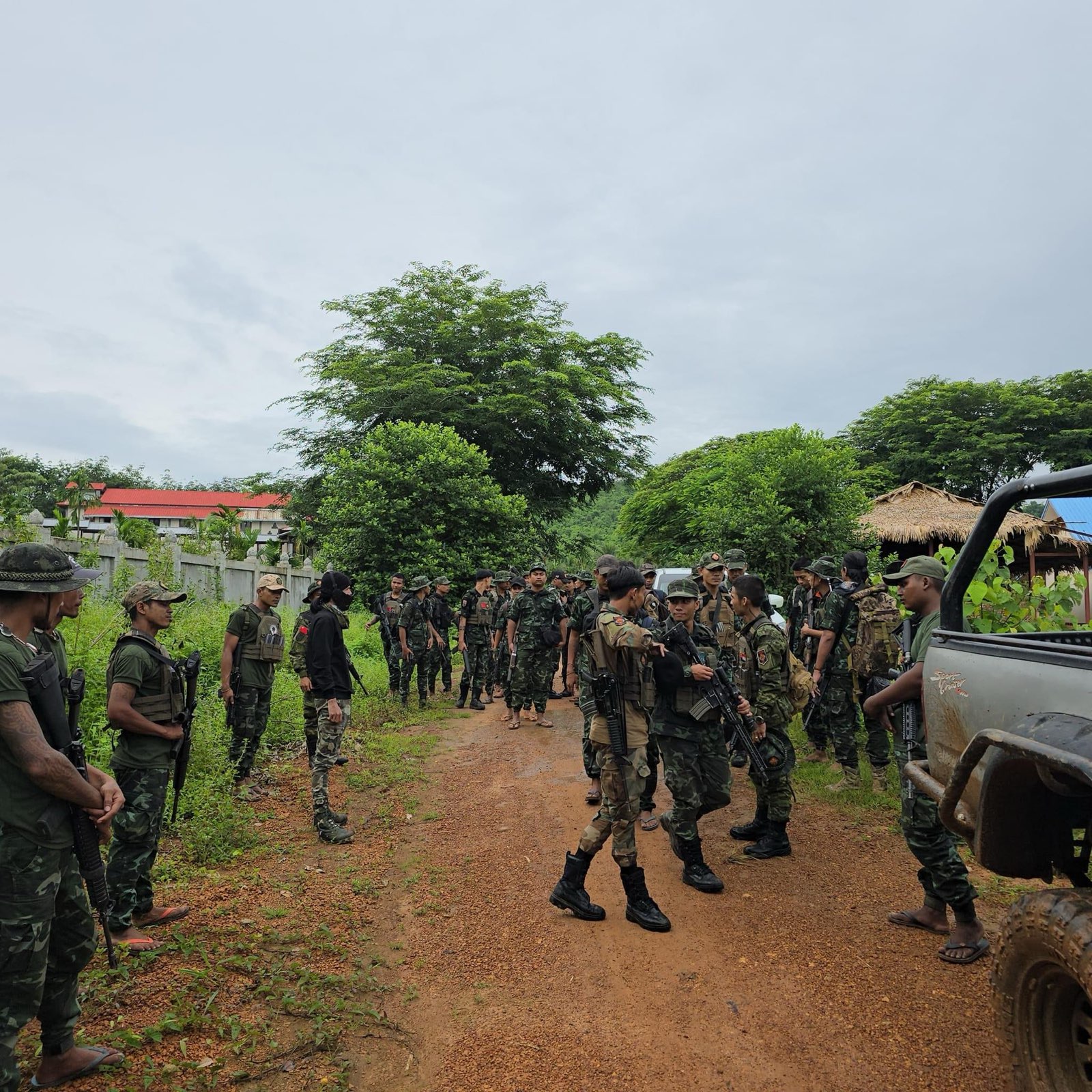 (ရေးဘီလူးအဖွဲ့မှ ရဲဘော်များအား တွေ့ရစဉ်။ ဓာတ်ပုံ - ရေးဘီလူး)