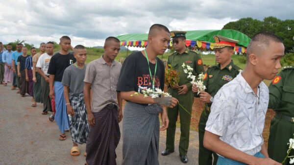 (ပြီးခဲ့သည့် အောက်တိုဘာအတွင်းက စစ်မှုထမ်းအပတ်စဥ် (၆)သင်တန်းတက်နေရသော ဖမ်းဆီးခံရသည့်လူငယ်များအား တွေ့ရစဥ်။ဓာတ်ပုံ - ပသစ)
